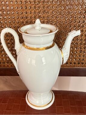 Meissen Empire Antique coffee pot with gold decoration. 19th century. Signed